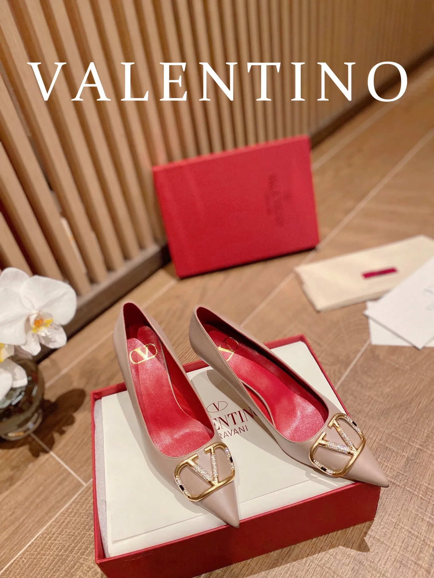 👟👟Ex-factory price 520👟👟 𝑉𝐴𝐿𝐸𝑁𝑇𝐼𝑁𝑂 Valentino ♡ The latest series of the counter 💯The new season of Valentino replaces the usual rivet elements with the initial V bronze (dotted buckle) buckle, simplifying the complexity Make the design more refined and durable. No matter your age, it can easily fit on your feet and make your feet look slimmer! The new season lives up to expectations! Worth buying ★Imported cowhide is absolutely high-grade ❥Original method is absolutely sensual ❥Elegant style creates a different feeling🙈 Simple temperament style!  ♡ show bdetails ———————————— ⊿▸: Size｜35-40 (customized at 34.40.41.42) ⊿▸: Material｜Imported cowhide ⊿▸: Material｜Exclusive molded rhinestone buckle ⊿▸: Material | Padded sheepskin ⊿▸: Material |Italian 🇮🇹 genuine leather outsole (the original 1:1 method has a wood grain shape) ⊿▸: Heel height｜8cm